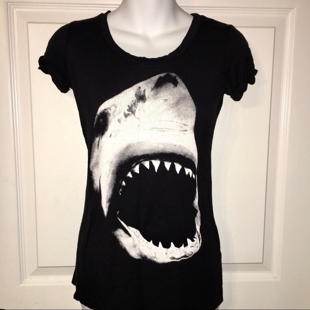 🎀 Shark graphic tee